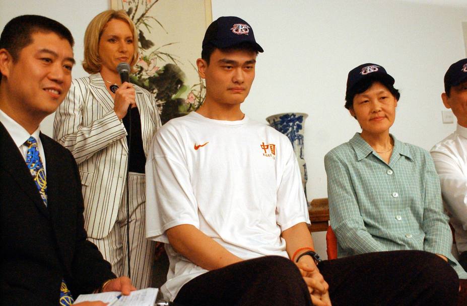2002: Yao Ming, prima chiamata di Houston, segue il draft da Shanghai. E&#39; il primo asiatico a diventare prima scelta assoluta (NBA)